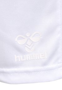 Weißes Sportshirt mit einem strukturierten Logo und dem Markennamen "hummel", der in einer passenden Farbe im unteren Bereich eingeprägt ist. Glattes Material.