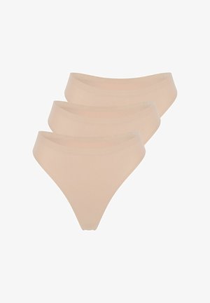 Tre paia di perizoma beige realizzati in un tessuto morbido e elastico con design senza cuciture, caratterizzati da una vita bassa e da una copertura minimale.