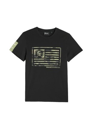 Czarny bawełniany t-shirt z grafiką flagi w kamuflażu i czaszką na środku. Zawiera zieloną metkę na lewym rękawie.