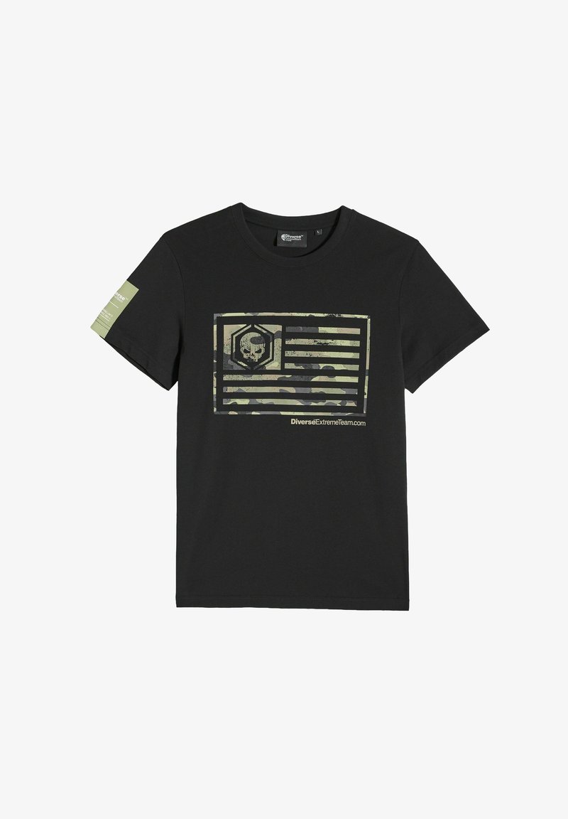 Czarny bawełniany t-shirt z grafiką flagi w kamuflażu i czaszką na środku. Zawiera zieloną metkę na lewym rękawie.