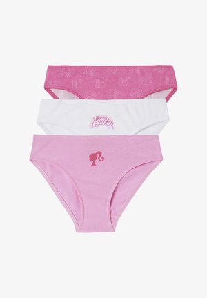 Drei Paare Baumwollunterhosen in Rosa und Weiß. Eine hat ein Silhouettenmuster, eine andere zeigt einen "Barbie"-Druck und die letzte zeigt ein Logo.