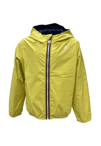 Giacca impermeabile gialla con cappuccio, zip frontale e fodera blu navy. Presenta strisce rosse e bianche a contrasto lungo la zip.