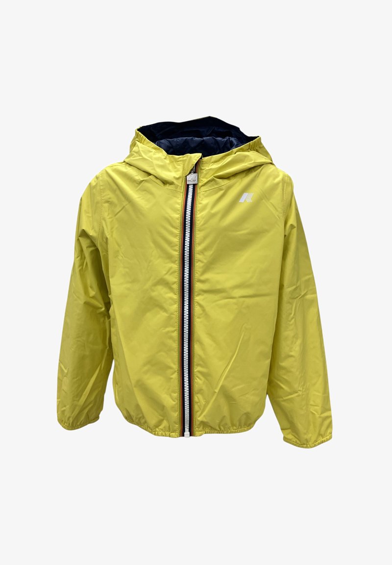 Giacca impermeabile gialla con cappuccio, zip frontale e fodera blu navy. Presenta strisce rosse e bianche a contrasto lungo la zip.