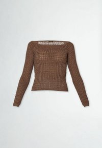 Ruskea pitkähihainen neulepaita, jossa on teksturoitu, puoliksi läpinäkyvä kuvio ja leveä pääntie, esillä yksinkertaista valkoista taustaa vasten.