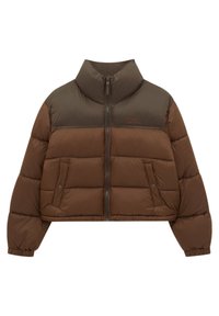 Brun kort vadderad jacka med hög krage, dragkedja och två sidofickor. Texturen är quiltad med kontrasterande paneldetaljer.