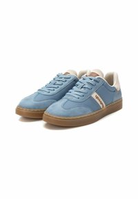 Zapatillas de ante azul con textura suave, punta redondeada, costuras a tono y suela de goma color beige claro. Marca visible en el lateral.