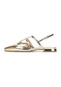 Bailarinas doradas metalizadas tipo slingback con punta afilada, superficie texturizada y correas recortadas, con un tacón bajo y un diseño elegante.