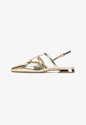 Bailarinas doradas metalizadas tipo slingback con punta afilada, superficie texturizada y correas recortadas, con un tacón bajo y un diseño elegante.