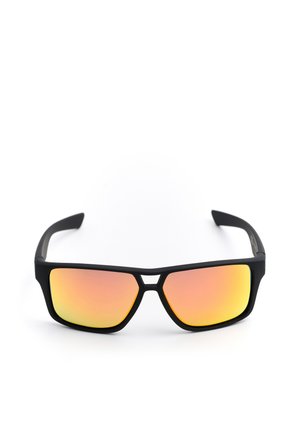 Czarne prostokątne okulary przeciwsłoneczne z pomarańczowymi, refleksyjnymi soczewkami i nowoczesną, lekko kanciastą oprawką na białym tle.