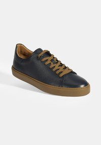 Navyblaue Ledersneaker mit strukturierter Oberfläche, braunen Schnürsenkeln und brauner Gummisohle. Abgerundete Zehenpartie und minimalistisches Design ohne zusätzliche Verzierungen.