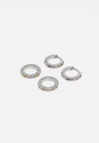 Pendientes de aro de plata con cristales multicolores en los bordes, que presentan un diseño circular y un cierre de bisagra.