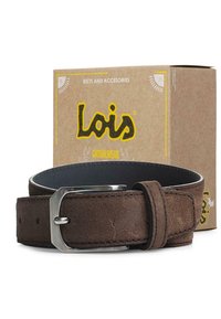 Cinturón de ante marrón con una hebilla de metal plateado, que presenta acentos de costura y patrones de agujeros. Empacado en una caja marrón claro con texto amarillo.