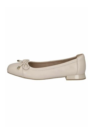 Beige Leder Ballettschuhe mit abgerundeter Spitze, dekorativem Schleifchen und kleinem, transparentem Absatz. Glatte Textur und minimalistisches Design.