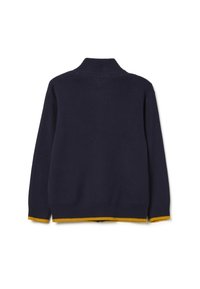 Dunkelblauer Strickpullover mit hohem, geripptem Kragen, der gelbe Akzente am Saum und an den Bündchen aufweist, mit einer glatten Textur und lockerer Passform.