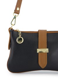 Černá kožená crossbody kabelka s hnědými akcenty, zlatou kováním, texturovaným povrchem a dekoračním přívěskem připevněným k zipu.