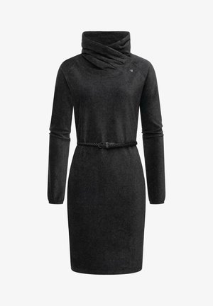 Donkergrijze jurk van zachte stof, met een colkraag, lange mouwen, een getailleerd silhouet en een gevlochten riem rond de taille.