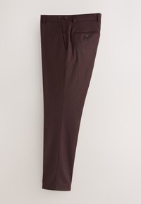 Pantalon sur mesure bordeaux en tissu tissé, avec un devant plat, deux poches avant, une poche arrière boutonnée et des passants de ceinture.