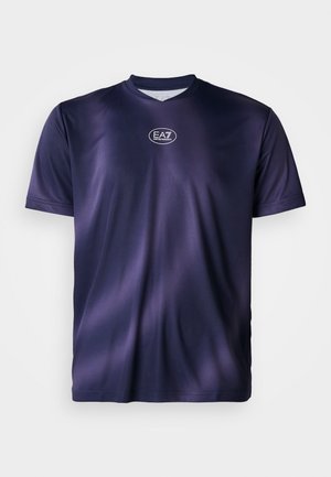 Marineblå T-skjorte med korte ermer i glatt stoff, med rund hals og EA7-logo på brystet. Enkel, lett design med subtil glans.