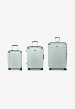 Set di tre valigie rigide di colore azzurro, con righe orizzontali, maniglie retrattili e ruote scorrevoli.