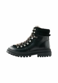 Bottes de randonnée noires en cuir avec un dessus texturé, bout rond, œillets en métal et une semelle en caoutchouc épaisse pour une meilleure adhérence. Détail de col en polaire.