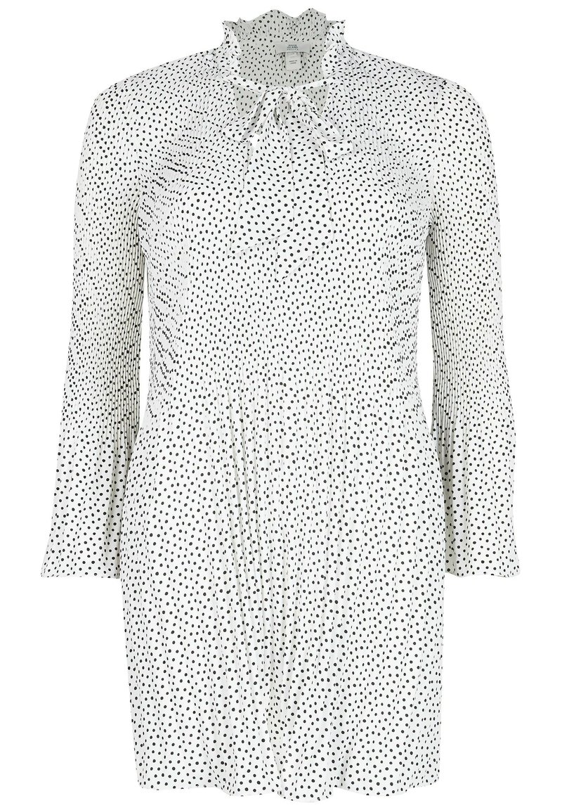 Weißes Kleid mit schwarzen Punkten, das lange Ärmel, einen gerafften Ausschnitt und ein tailliertes Oberteil hat, das sich an der Taille ausstellt.