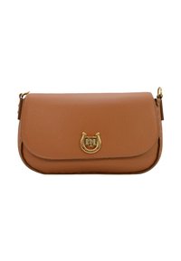 Skórzana torba na ramię w kolorze tan z teksturowanym wykończeniem, z klapką zakrywającą oraz złotymi akcentami, w tym w kształcie podkowy.