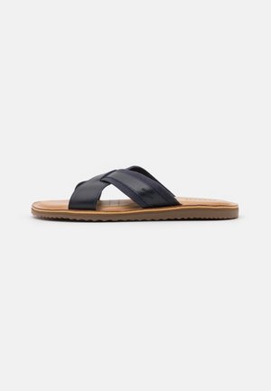 Marine cross-strap sandalen gemaakt van soepel leer, met een comfortabele bruine rubberen zool met een gestructureerde grip.