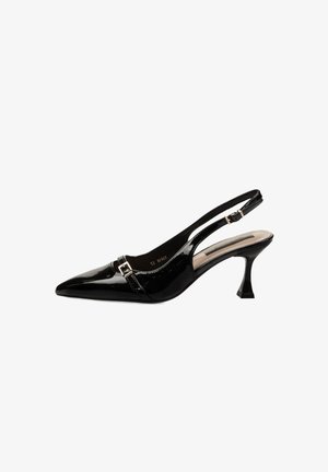 Zapato slingback de charol negro con punta en forma de pico, correa estrecha con hebilla plateada y tacón cónico y esculpido.