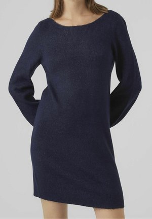 Marineblaues Strickkleid mit weitem Ausschnitt, langen Ärmeln und lockerer Passform. Die Textur wirkt weich und leicht schimmernd.