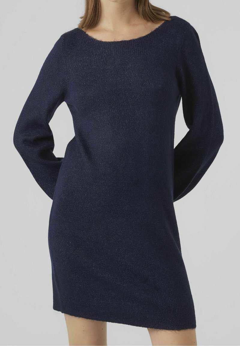 Abito maglione blu navy con scollatura ampia, maniche lunghe e vestibilità comoda. La texture appare morbida e leggermente lucente.