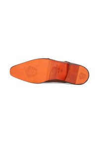 Braune Ledersohle mit spitzem Design, orangefarbener Gummiboden, geprägtes Logo und strukturierte Details im Bereich der Ferse und der Zehen.