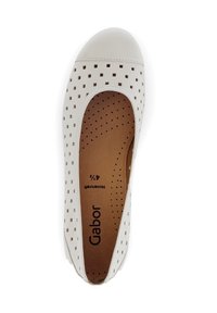 Witte leren platte schoen met een ronde neus, voorzien van uitsparingen in vierkante patronen, een geperforeerde inlegzool en Gabor-merktekens.