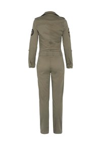 Olivgrüner Overall mit langen Ärmeln, Kragen und tailliertem Schnitt. Verfügt über ein Patch am linken Arm und knöpfbare Manschetten. Glatte Stoffoberfläche.