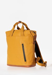 Gelbe Leder-Rucksack mit einem Reißverschluss-Frontfach, Tragegriffen und einem verstellbaren Schultergurt. Glatte Textur und minimalistisches Design.