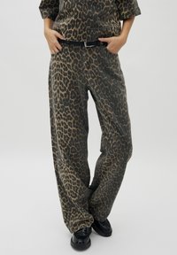 Unausgewählt, leopard mist