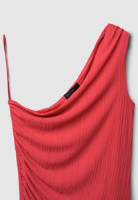 Korallefarbenes Kleid mit einem Träger, das über einen drapierten Ausschnitt und strukturierten Rippstoff verfügt. Beinhaftet eine Raffung an der Seite.