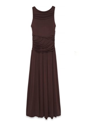 Robe maxi sans manches marron foncé avec un détail de tissu froncé au niveau du buste et de la taille, et une jupe plissée fluide.