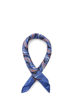 Blått silkeskjerf med røde, hvite og svarte blad- og virvelmønstre, brettet i en løs løkke på hvit bakgrunn.