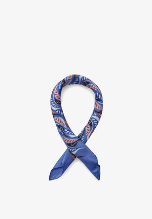 Blått silkeskjerf med røde, hvite og svarte blad- og virvelmønstre, brettet i en løs løkke på hvit bakgrunn.