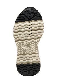 Semelle de chaussure en caoutchouc noir et crème avec des motifs en vagues, des zones texturées et des trous de drainage ; comporte les marquages "GEOX" et "BREVET ITALIEN".