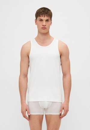 Débardeur en coton blanc avec un col rond, associé à un short boxer blanc transparent. Design ajusté, texture lisse, sans motifs visibles.