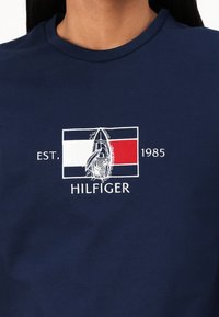 Tommy Hilfiger FLAG SAILING TEE - Print T-shirt - night sky