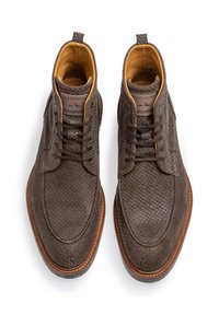 Botas de cuero marrón hasta el tobillo con un patrón de reptil texturizado, puntera redonda, diseño de cordones y un forro interior amarillo en contraste.