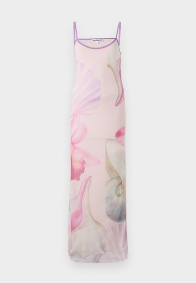 Vestido maxi sem mangas em tecido rosa claro, apresentando grandes estampas florais em tons de rosa e branco, com alças e acabamentos em rosa pálido.