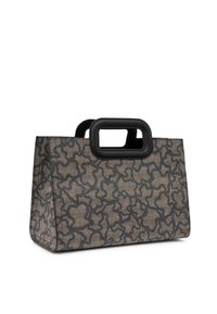 Torebka o fakturowanym materiale z brązowym i czarnym abstrakcyjnym wzorem. Posiada strukturalny kształt oraz czarny uchwyt z prostokątnym wycięciem.