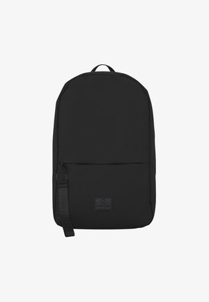 Mustavilla selkäreppu, jossa on sileä pinta, suorakulmainen muoto, etupuolella vetoketjullinen tasku ja logo-patch alareunassa.