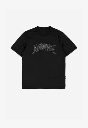 Fekete, rövid ujjú póló fehér, cakkos szöveg grafikával a mellkason és kerek nyakkivágással, egyszínű háttéren.