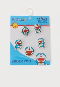 Vijf kleurrijke Jibbitz charms met personages van Doraemon. Elke charm is blauw met rode accenten, weergegeven op een blauwe kaart met het label "Uniquely You."