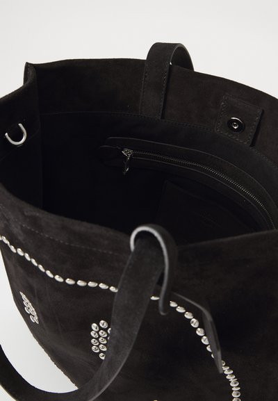 Geantă din suede negru cu accente din cleme argentii, buzunar interior cu fermoar și două mânere rezistente. Design încăpător cu textură moale.