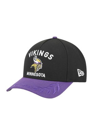 Schwarze Kappe mit lila Schirm, die "VIKINGS" und "MINNESOTA" in Weiß gestickt hat. Mit einem Wikinger-Logo auf der Vorderseite und einem Blattmuster auf dem Schirm.